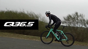 Dando pedales bajo cero con las nuevas prendas térmicas de Q36.5